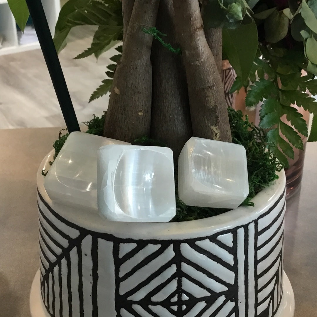 Selenite Sphere Holder (Square)