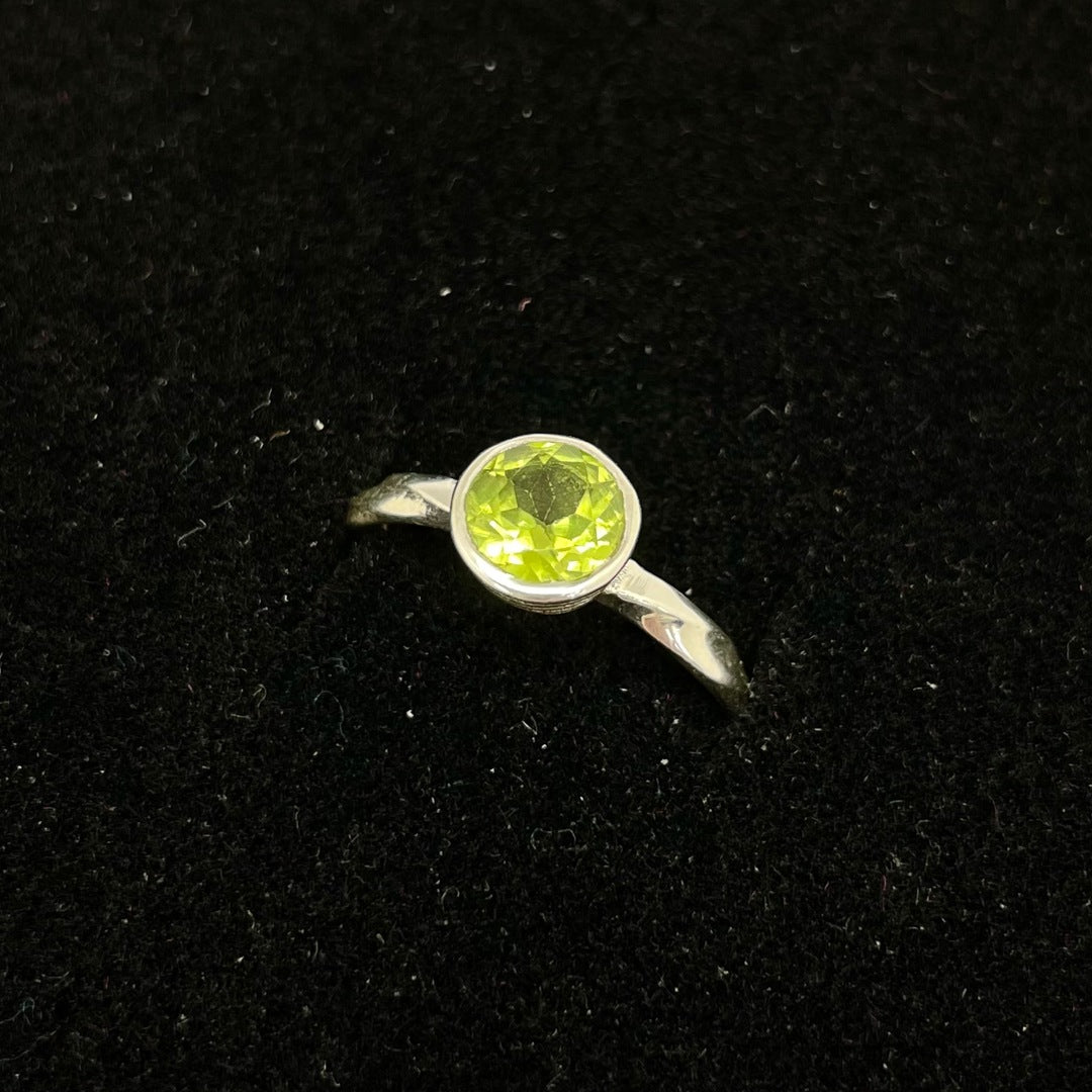 Twisted Band Ring (Peridot)
