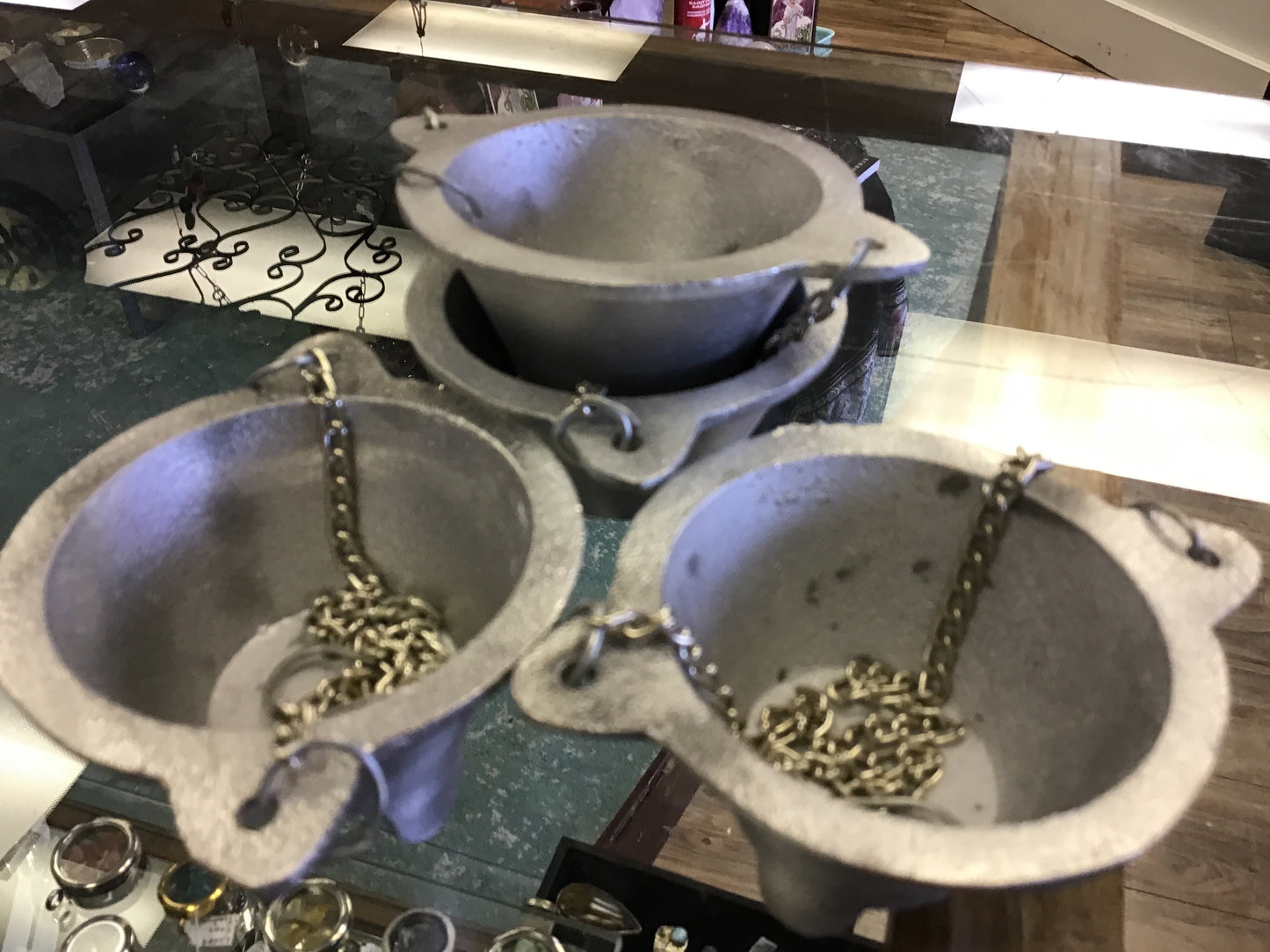 Aluminum Cauldron with chain