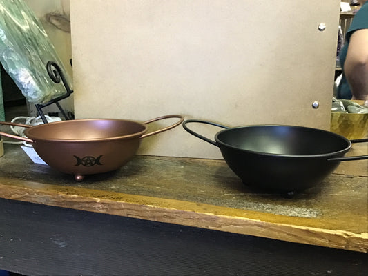 Aluminum cauldron with handle